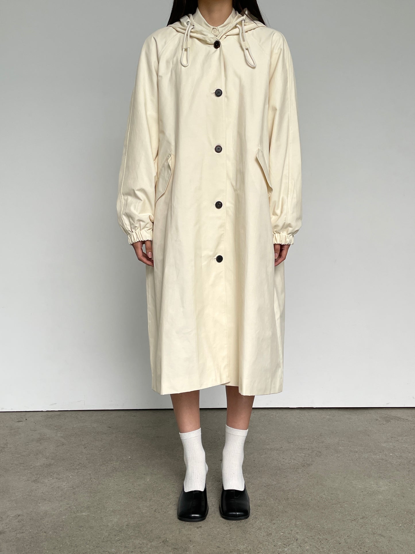 Hooded coat with raglan sleeves