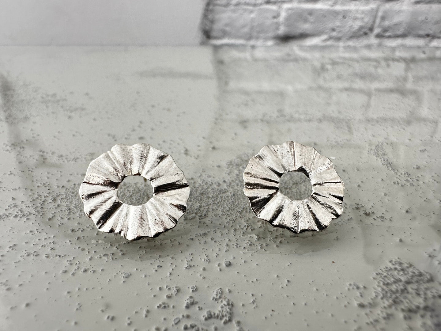 Silver wave round earrings