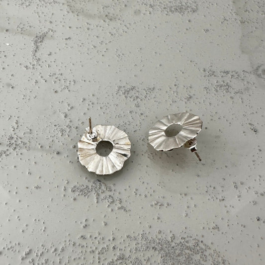 Silver wave round earrings