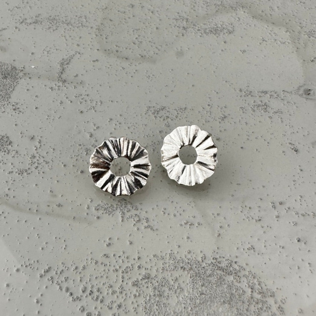 Silver wave round earrings