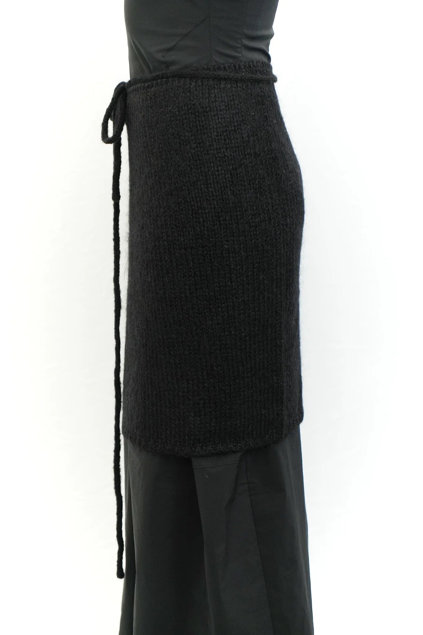 Knitted square scarf with tie setail