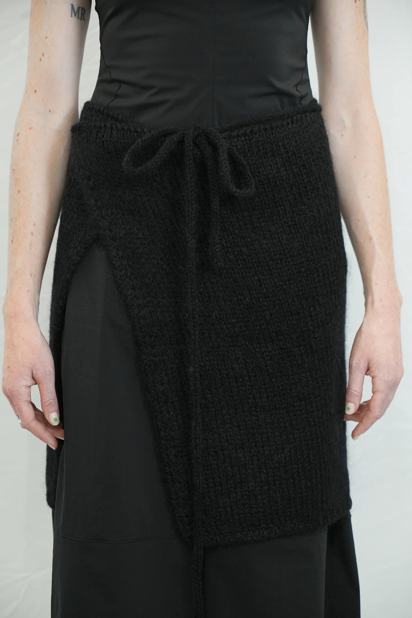 Knitted square scarf with tie setail