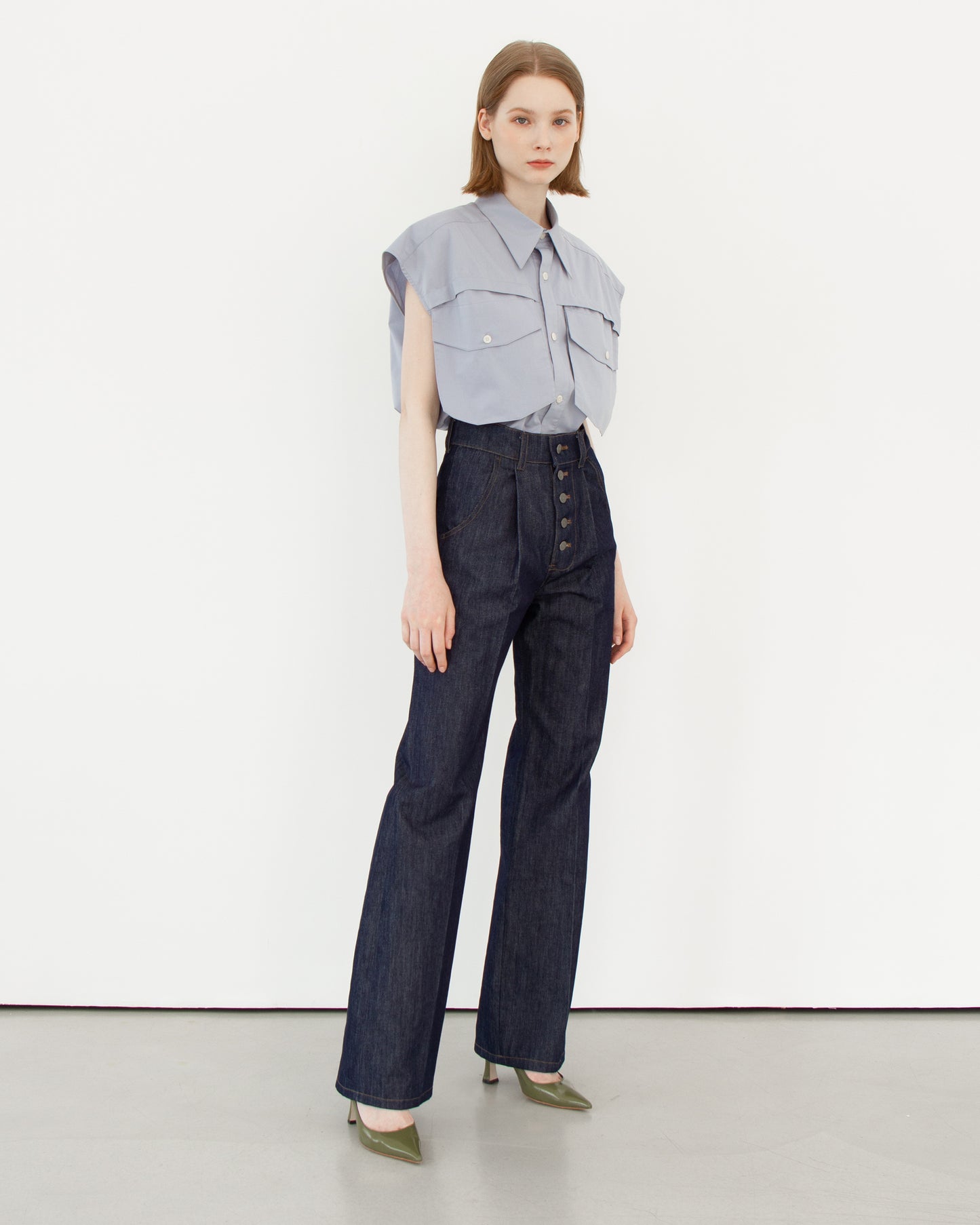 Attached pocket sleeveless shirt