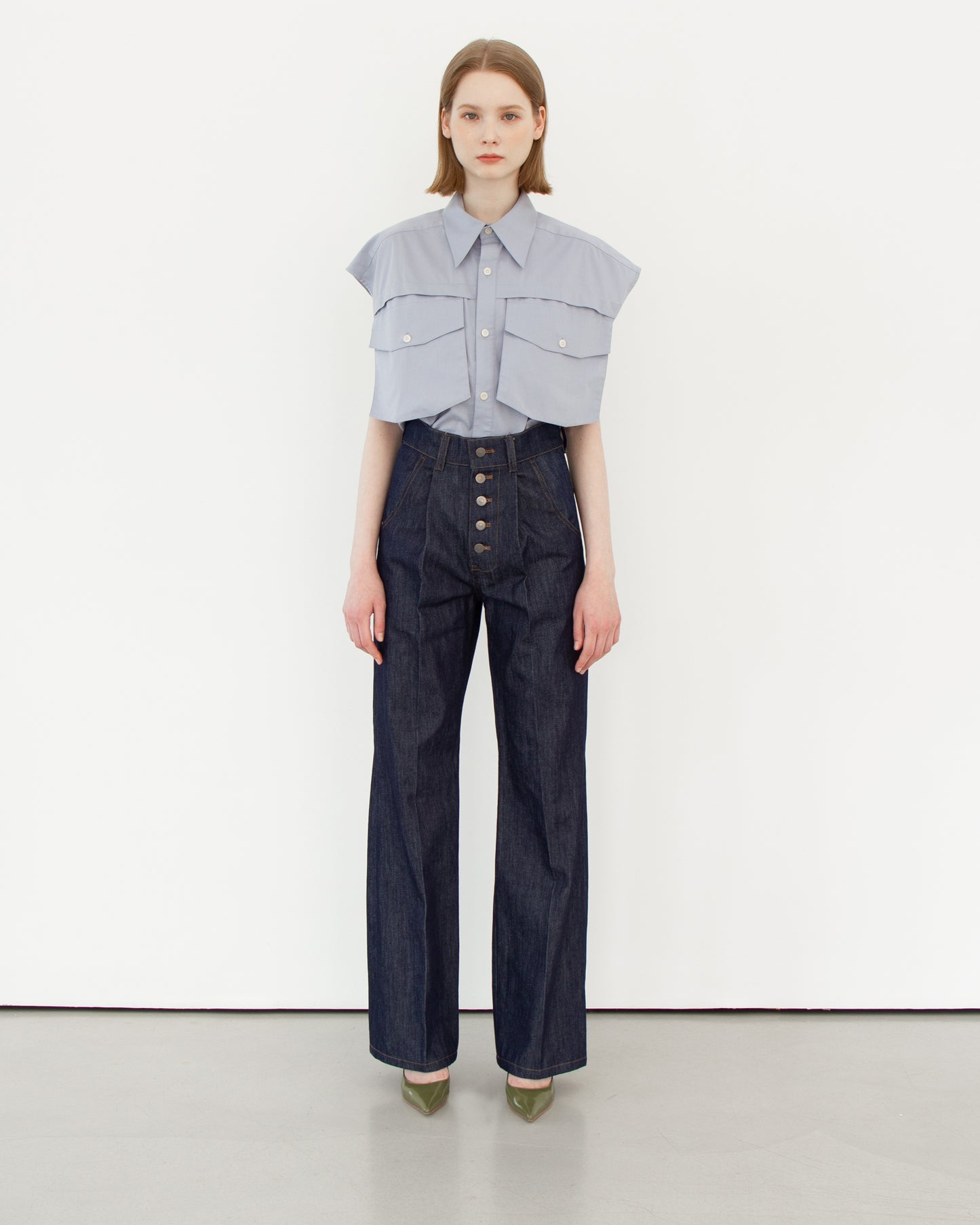 Attached pocket sleeveless shirt