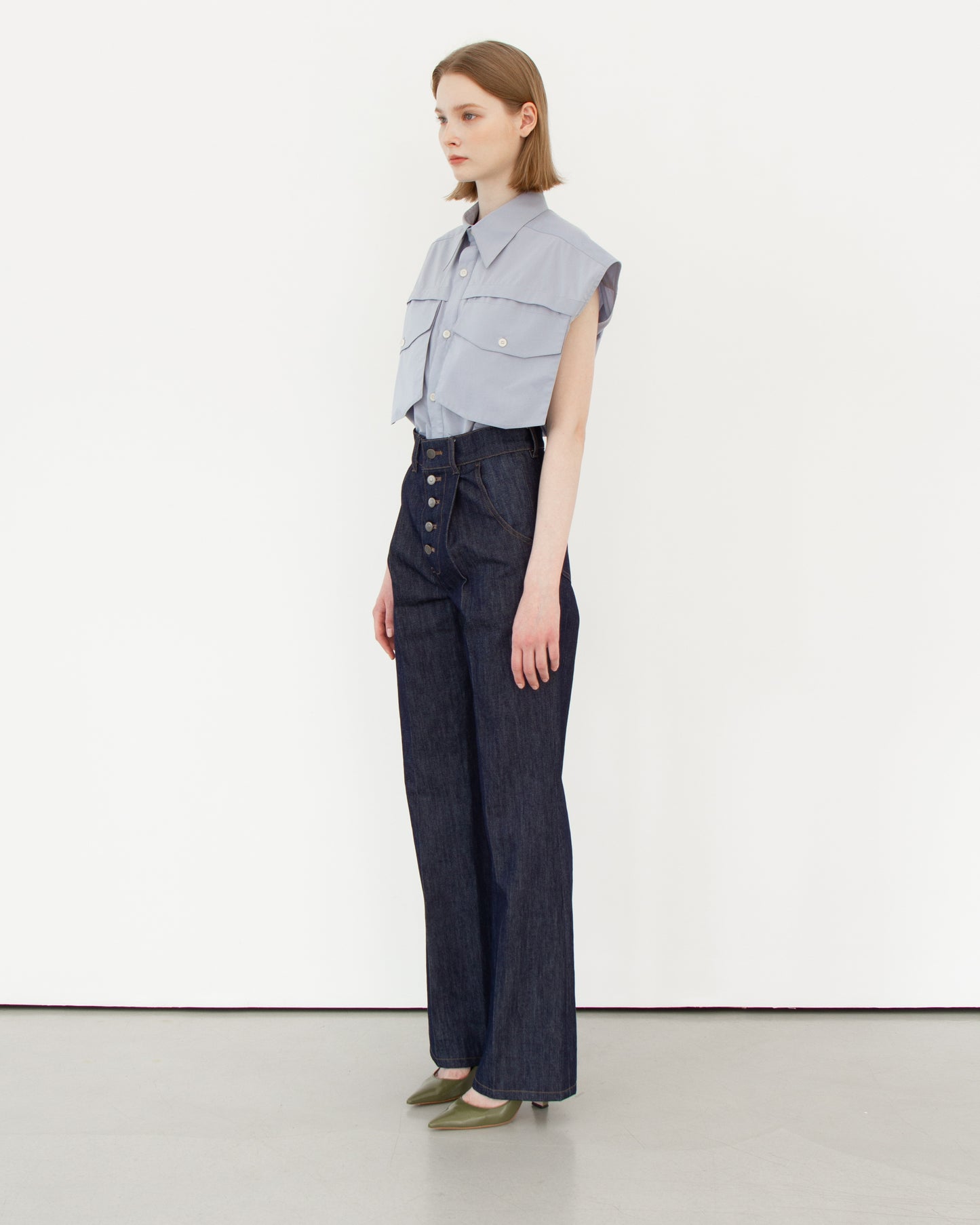 Attached pocket sleeveless shirt