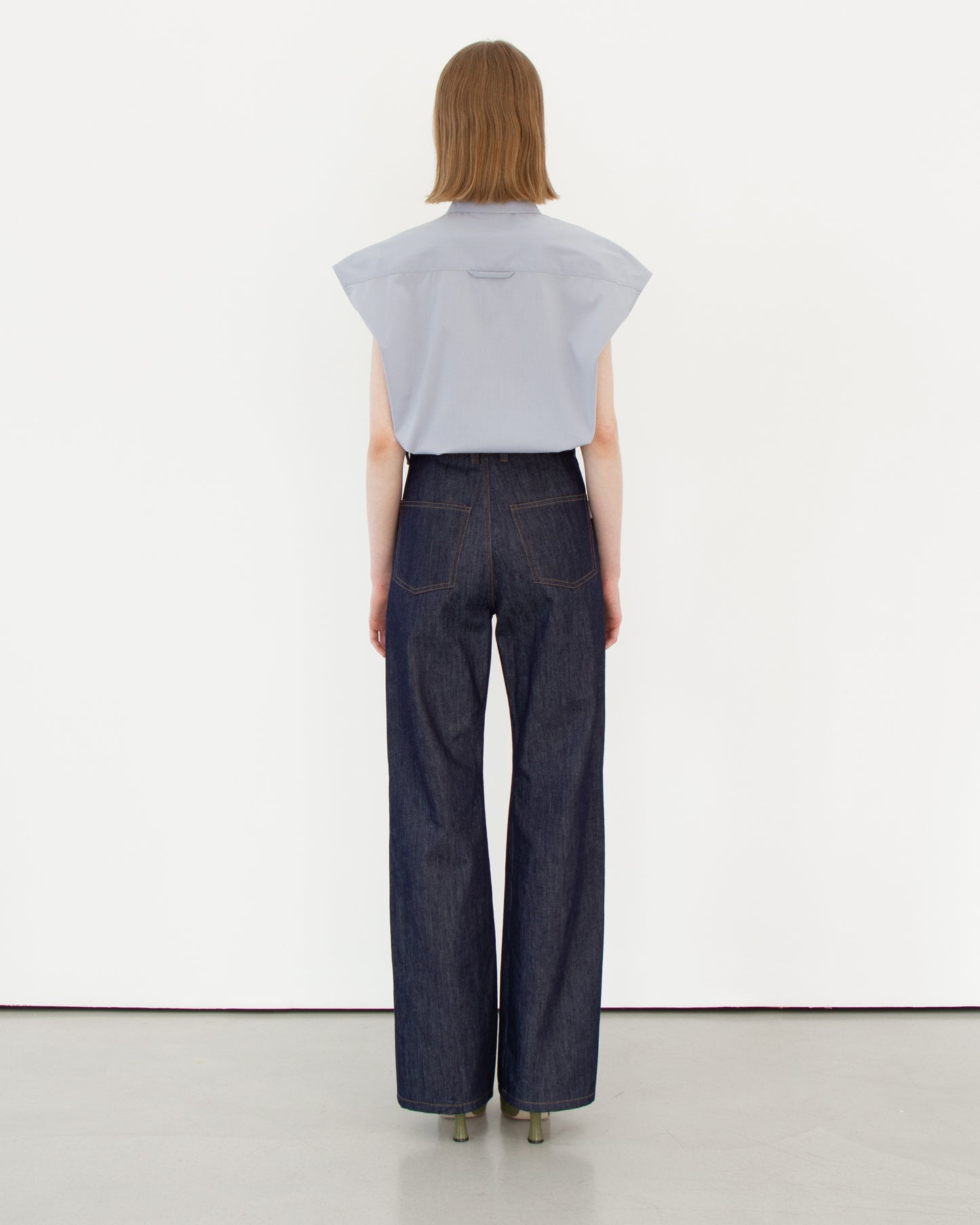 Attached pocket sleeveless shirt