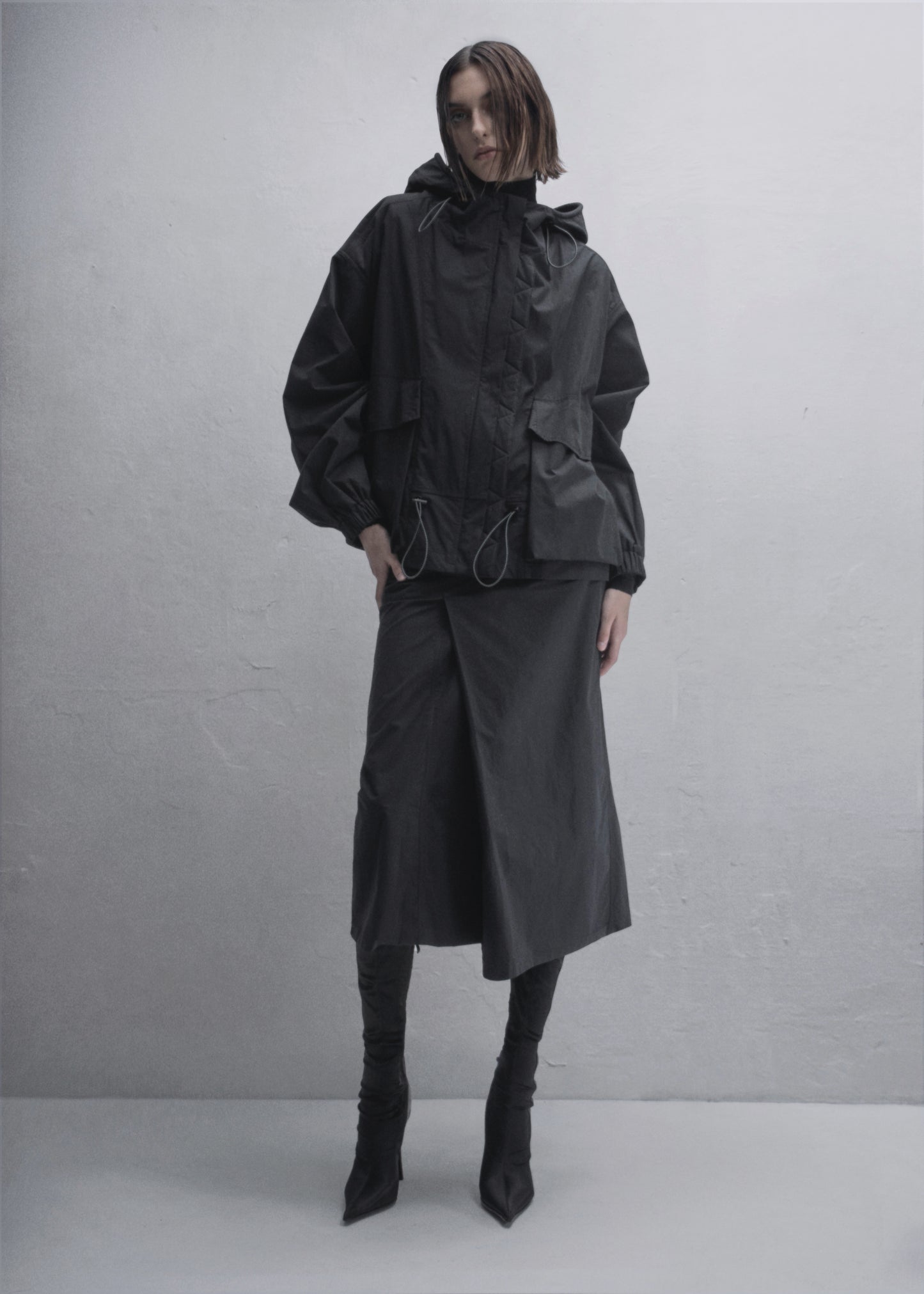 High-waisted skirt with deciration on the front