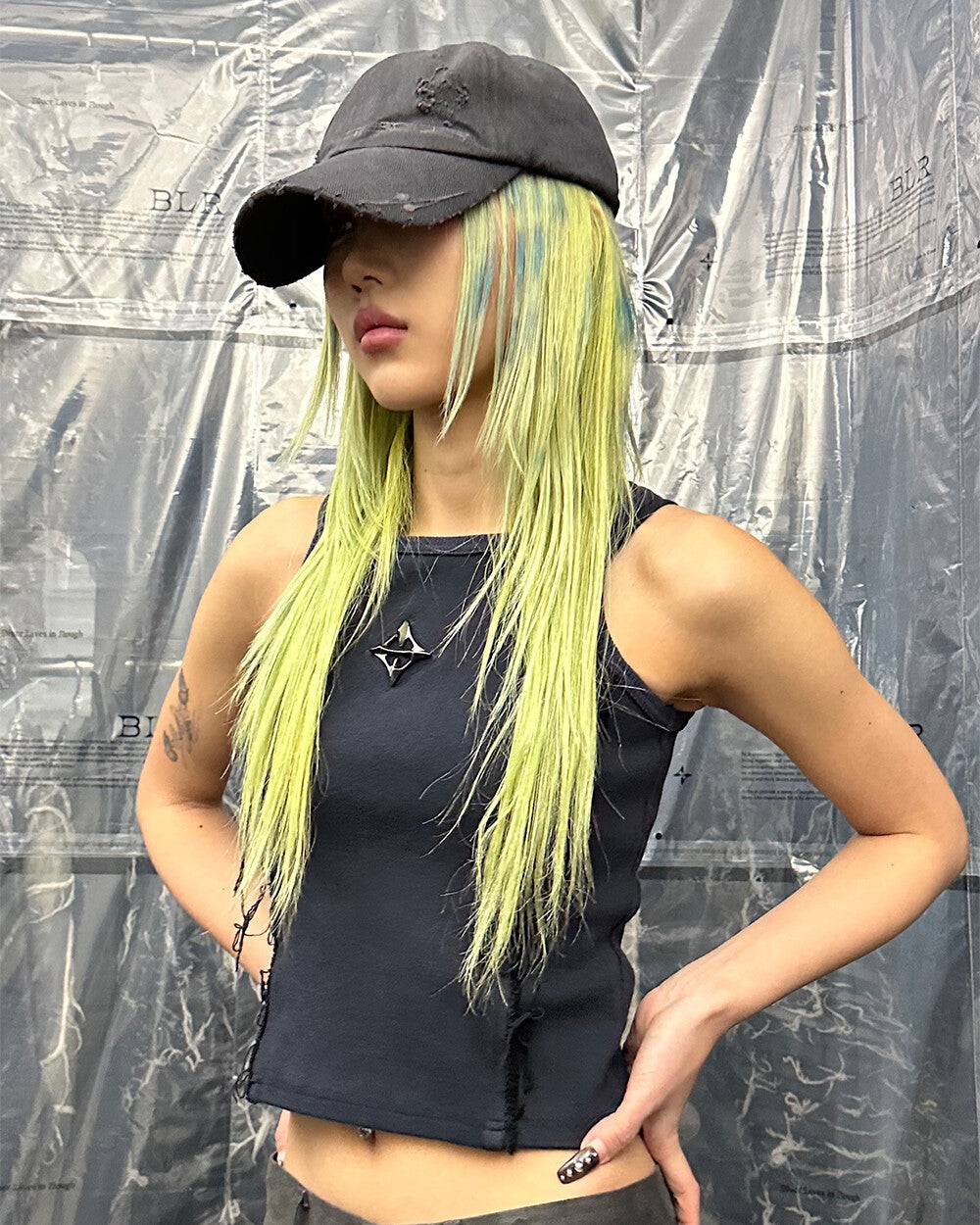 Curved logo damaged denim cap grey