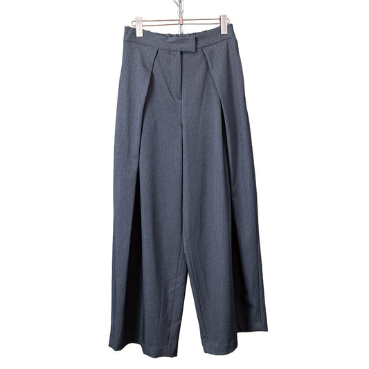 Minimal tuck trousers grey