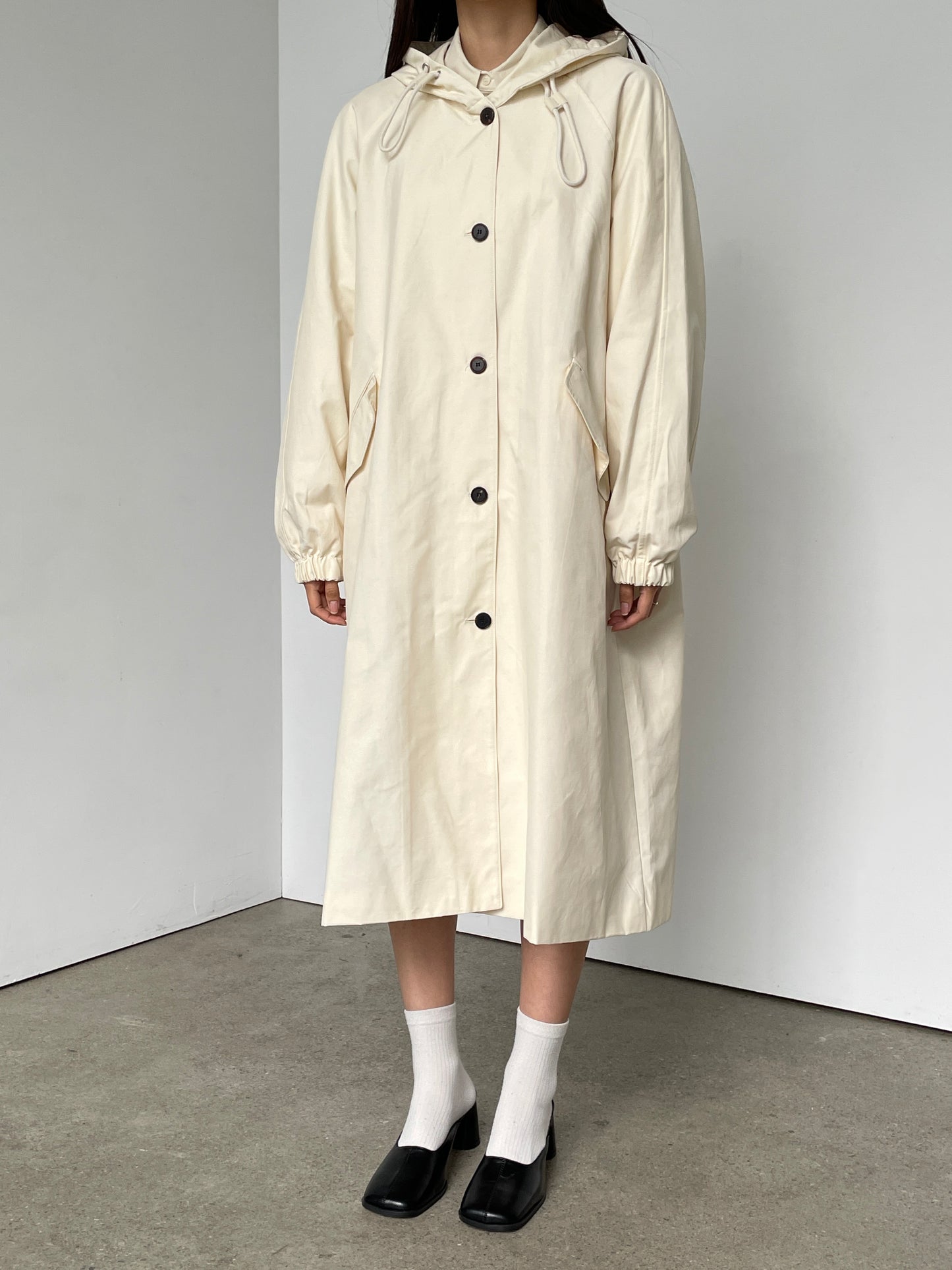 Hooded coat with raglan sleeves