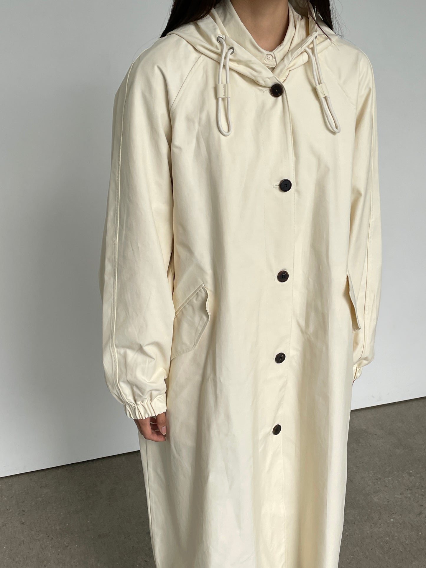 Hooded coat with raglan sleeves