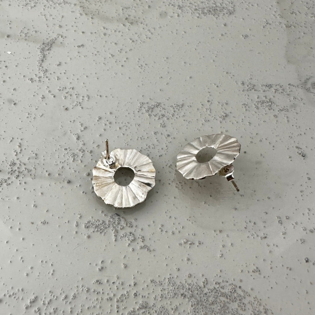 Silver wave round earrings