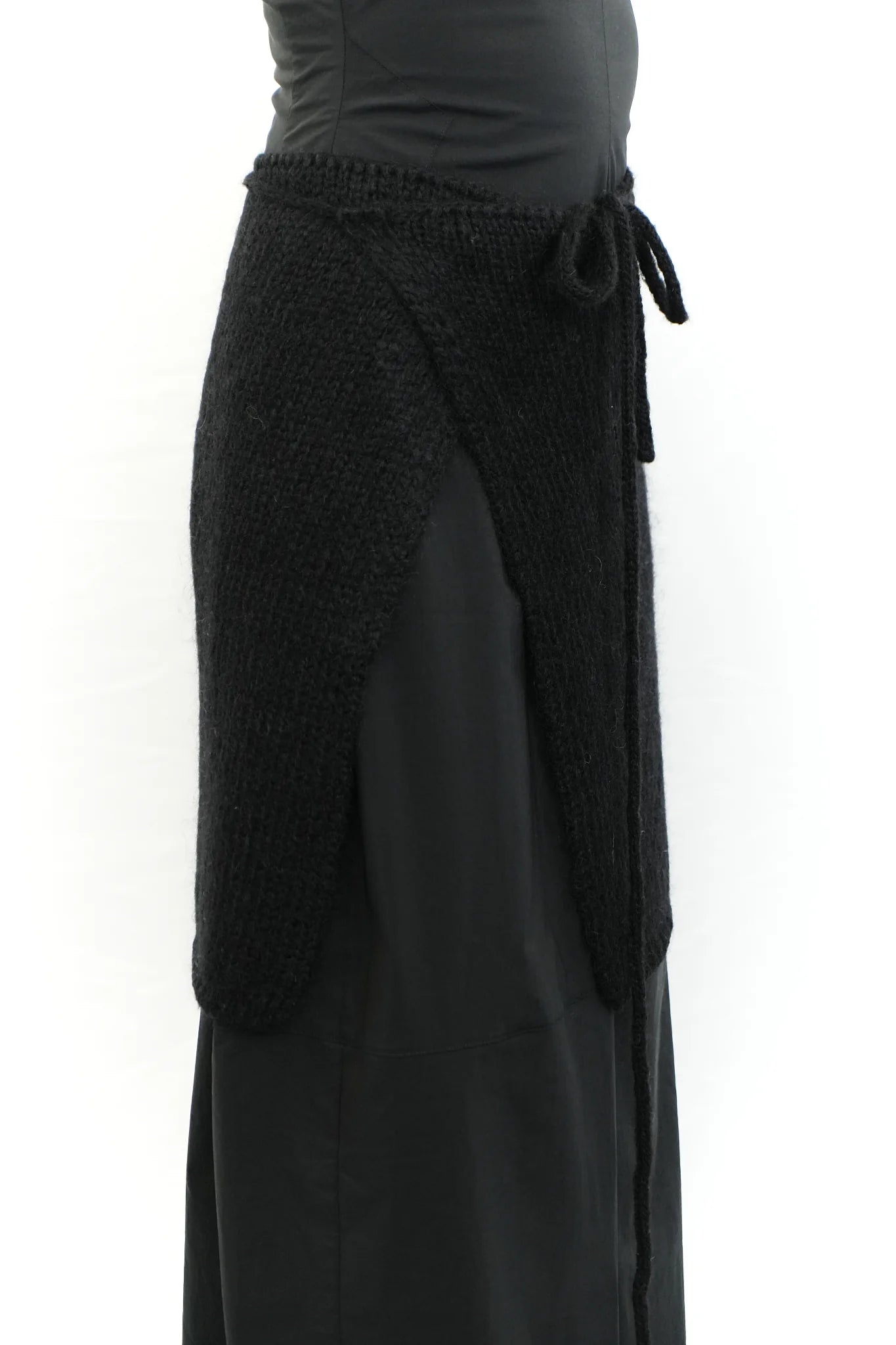 Knitted square scarf with tie setail