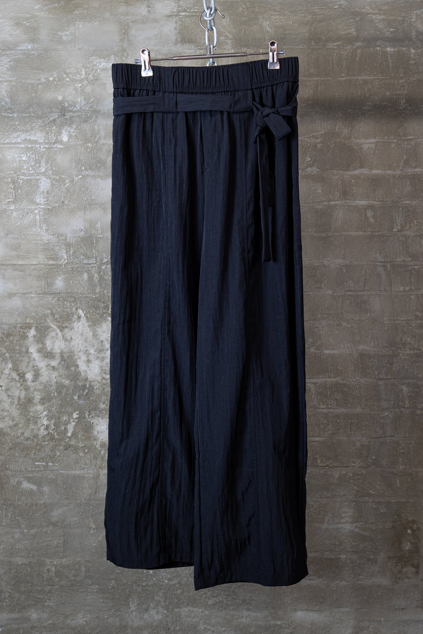 Asymmetric belted wide-leg trousers black