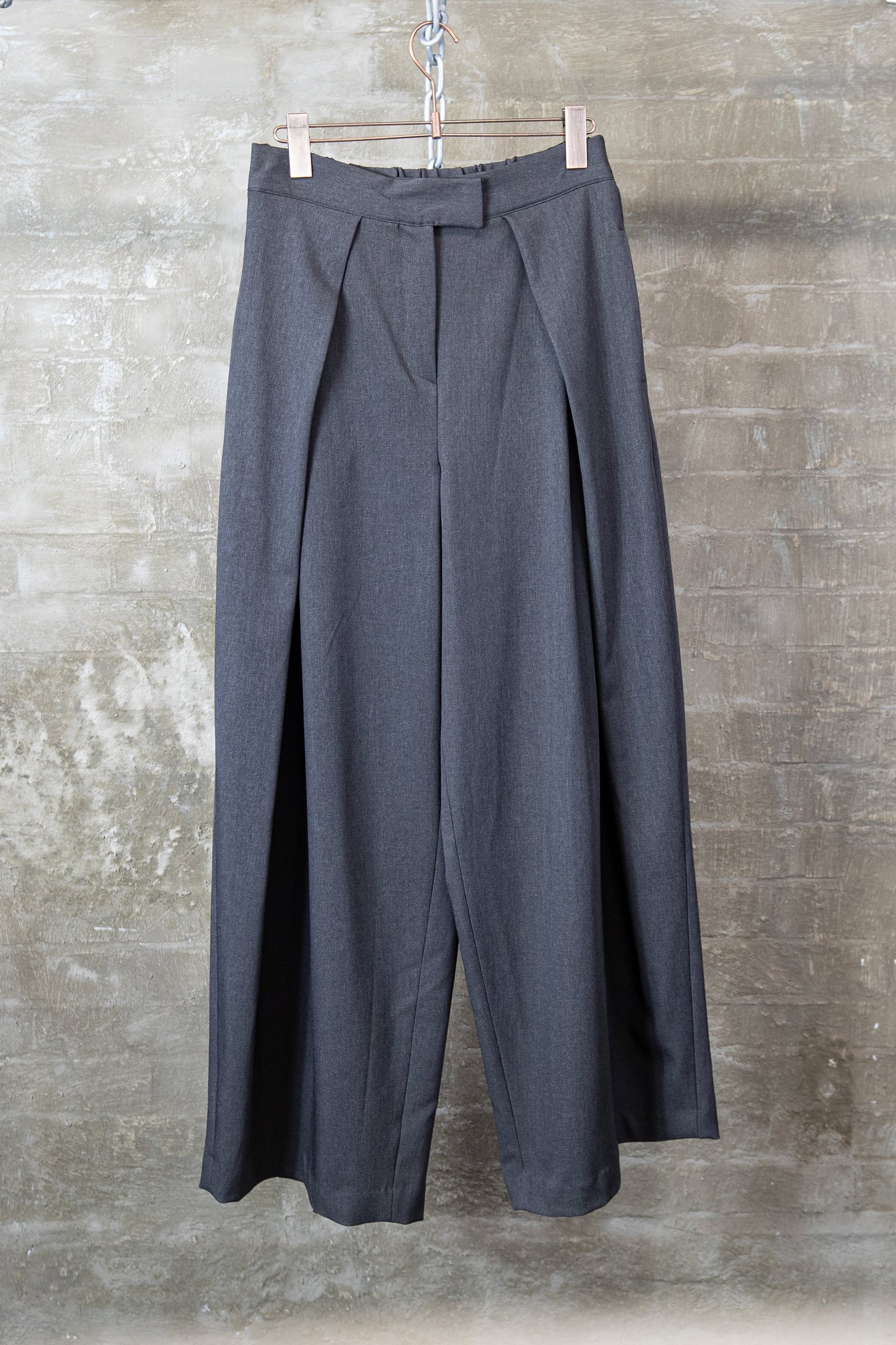 Minimal tuck trousers grey