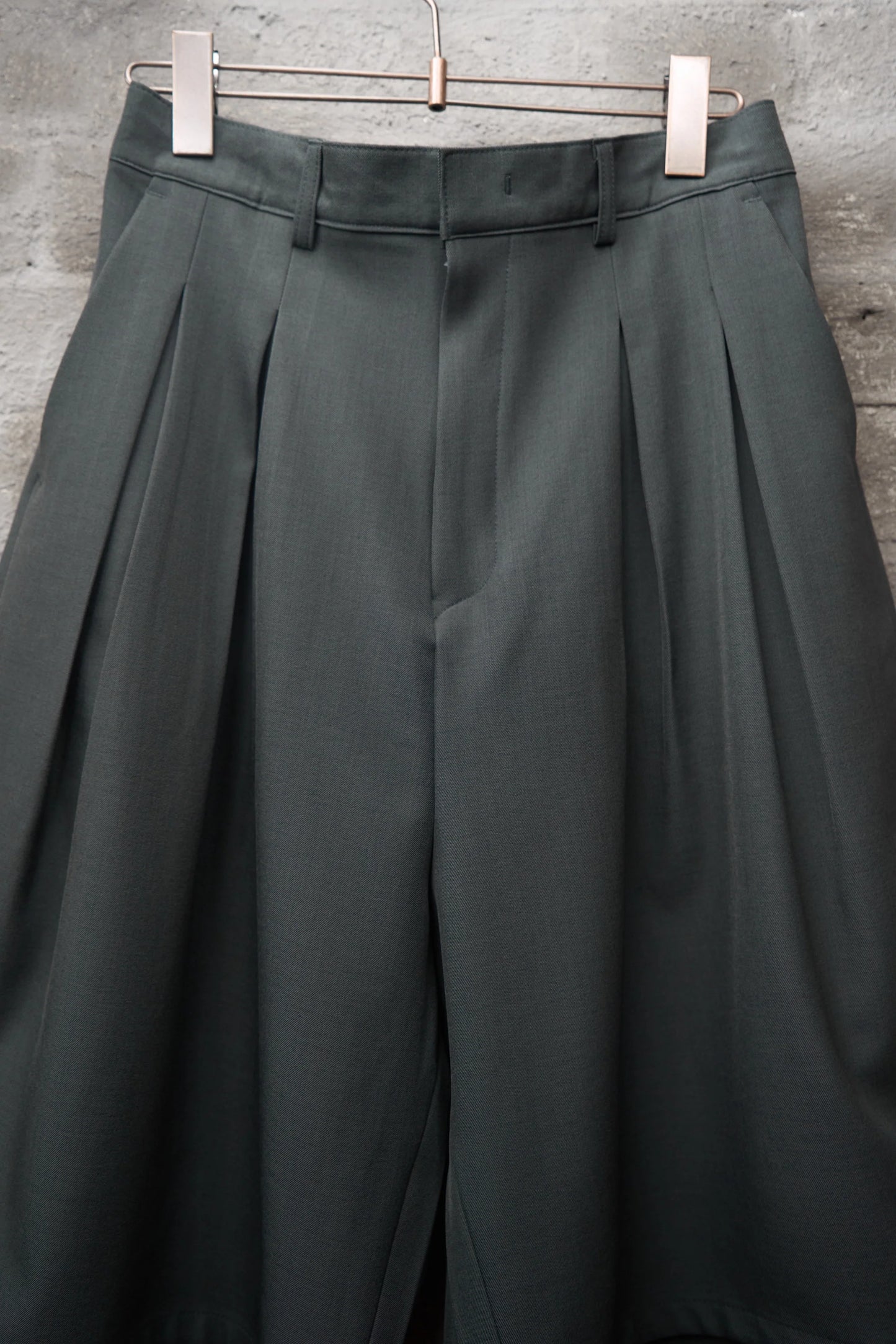 Two-Tuck Trouser Shorts Grey