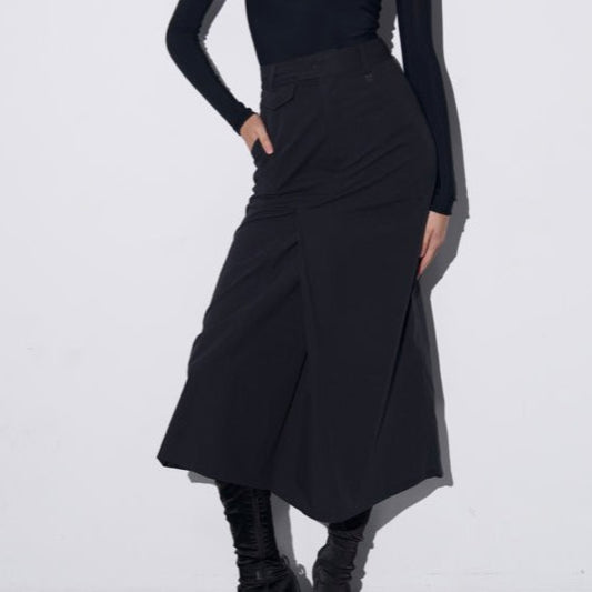 High-waisted skirt with deciration on the front
